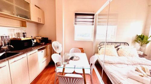 Minimalist Condo near NAIA Free Netflix Pool Balcony