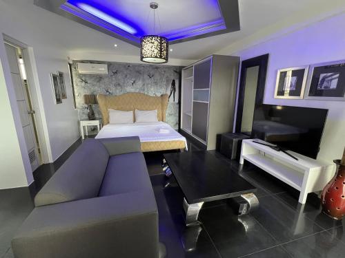 Grosvenor Square Kandi Realty