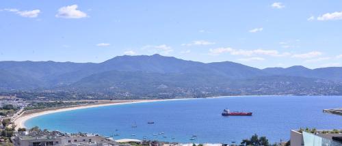 Suite avec 2 chambres d'hôtes pour 1 à 4 personnes avec vue mer, terrasse, parking privé, proche port et aéroport, petit déjeuner inclus