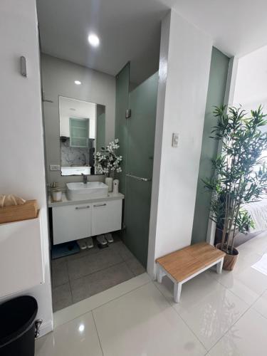 La Casa Zen - Cozy Studio with private Wi-Fi, complimentary access to Fitness Centre, swimming pool and stunning city view located near the CBD of Ortigas, Makati, BGC