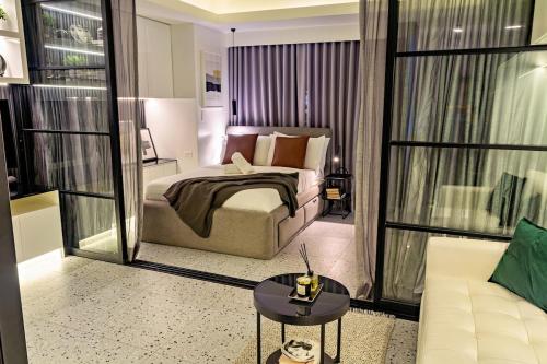 Emma Mattress & Pillows, Balcony, Amazon Alexa, Sauna, Gym & Pool Access, FAST Wi-Fi, Nespresso Coffee Machine with FREE coffee Pods, Elegant Balcony Over Venice Grand Canal, Walking Distance Britsh Embassy, 5 min drive to BGC, 10 min drive to Manila Air