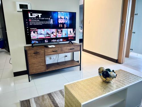 Upscale 2BR in Uptown Parksuites with Free Parking