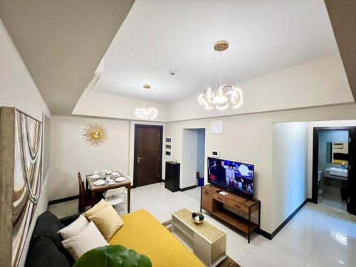 Upscale 2BR in Uptown Parksuites with Free Parking