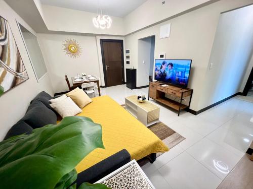 Upscale 2BR in Uptown Parksuites with Free Parking