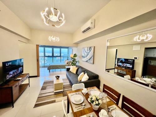 Upscale 2BR in Uptown Parksuites with Free Parking