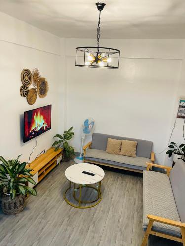 Cozy 2BR Apartment with Balcony and Mountain View - Logan's Transient Apartment 1