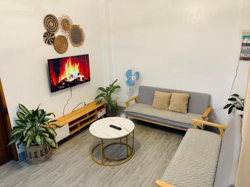 Cozy 2BR Apartment with Balcony and Mountain View - Logan's Transient Apartment 1