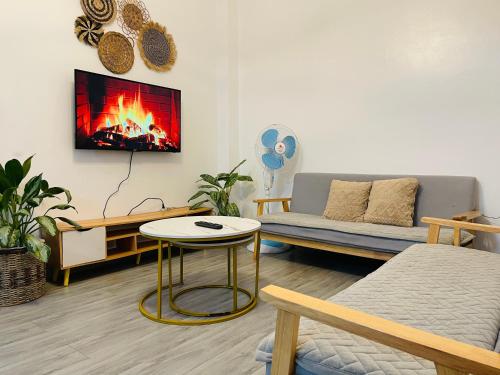 Cozy 2BR Apartment with Balcony and Mountain View - Logan's Transient Apartment 1