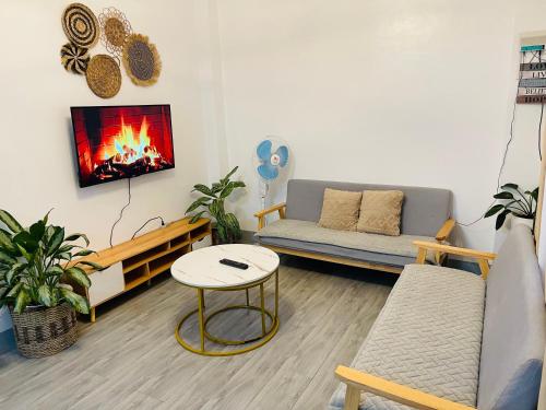 Cozy 2BR Apartment with Balcony and Mountain View - Logan's Transient Apartment 1