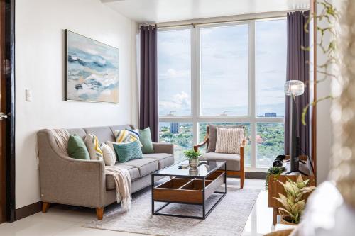 Furnished 2BR Top Floor Condo Minutes to Beach with Amazing Sea View, Netflix, WiFi and Pool Access