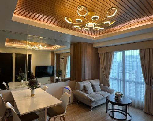 Amazing Sunrise View 2 Bed Room, QLED 65-Inch Samsung TV, Disney & Max, Max 5 Adult and 2 kids