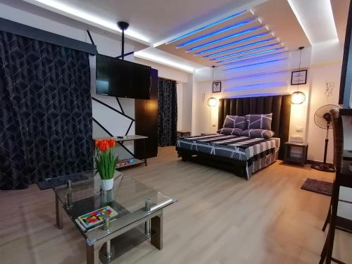 Condo Azur Suites E507 near Airport, Netflix, Stylish, Cozy with swimming pool
