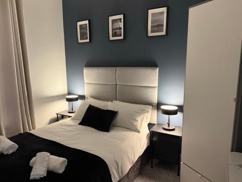 Modern 1 & 2 Bedroom Apartments near Queens University Belfast by MonoStays