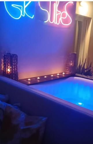 Gk Suites-Constantin view , auto check-in 24h