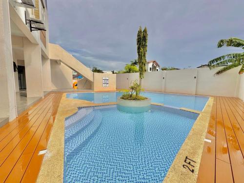 Luxe Bed Free Wi-Fi Netflix Pool Gym Near Airport and Mactan Newtown