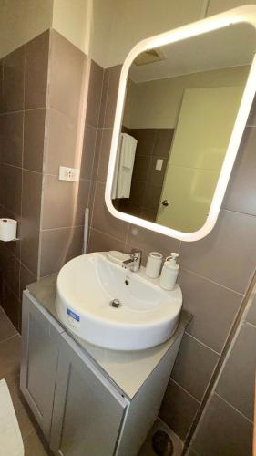 Best Value-Beautiful 1BR in the Heart of Makati w WiFi, washer-dryer, pool & gym