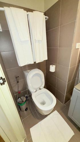 Best Value-Beautiful 1BR in the Heart of Makati w WiFi, washer-dryer, pool & gym