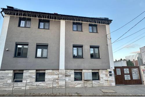 M70 Apartmanház