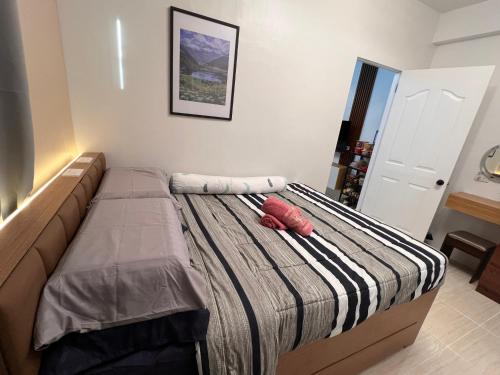 Seven-Eleven Inn 1BR Condo - Royal Oceancrest Mactan