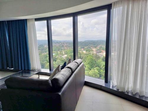 Minimalist 1BR Condo with NETFLIX at AEON TOWERS near Abreeza Mall by Rico