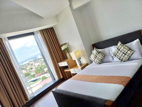 Minimalist 1BR Condo with NETFLIX at AEON TOWERS near Abreeza Mall by Rico