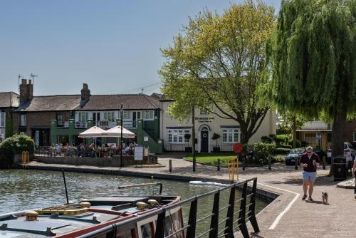 Riverside Inn Guest House