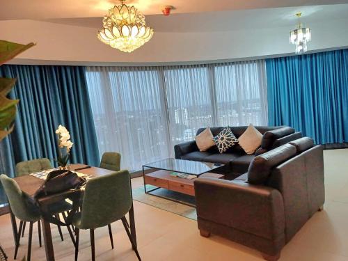 Minimalist 1BR Condo with NETFLIX at AEON TOWERS near Abreeza Mall by Rico