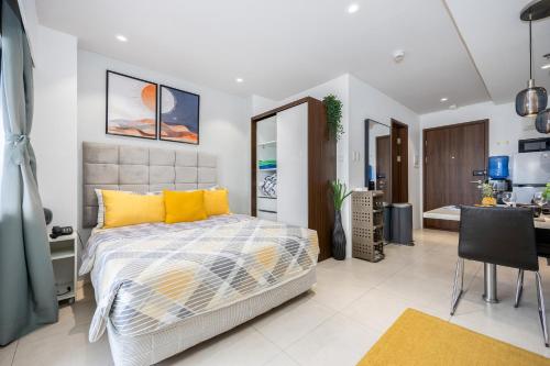 Dominiks Stylish Resort Gem Ocean View Pool Queen Bed at Tambuli 8 Floor Fast Wifi