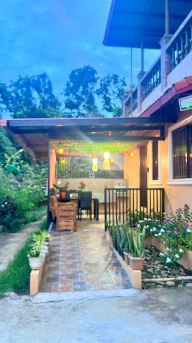 Chateau La Princesa with cozy garden & bar