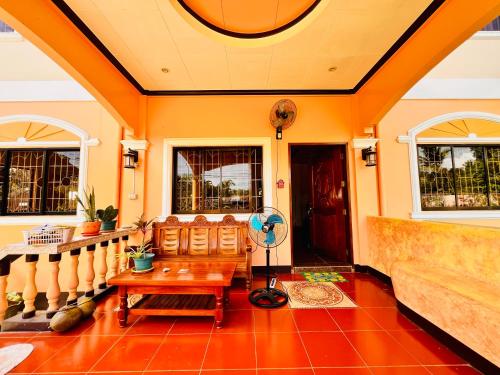 Chateau La Princesa rooms with garden, Bar & billiard