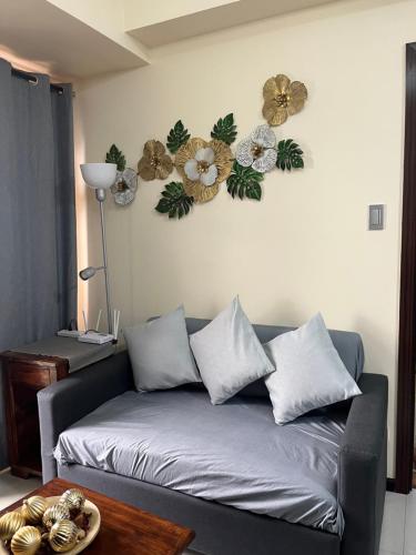 Bayfront 1BR Condo in Pasay Manila with Wi-Fi, Netflix & Pool Access, Near NAIA Airport, Mall of Asia, OKADA, CCP & PICC