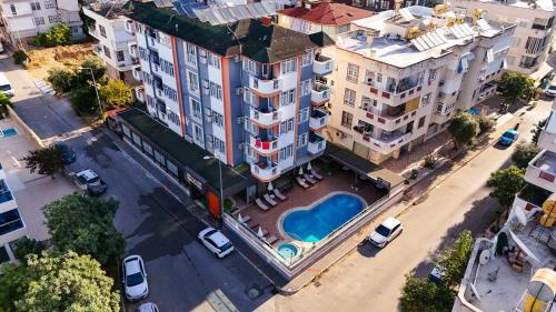 Cleopatra King Apart