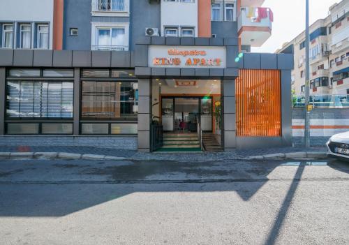 Cleopatra King Apart