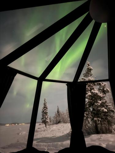 Aurora River Camp Glass igloos & cabins