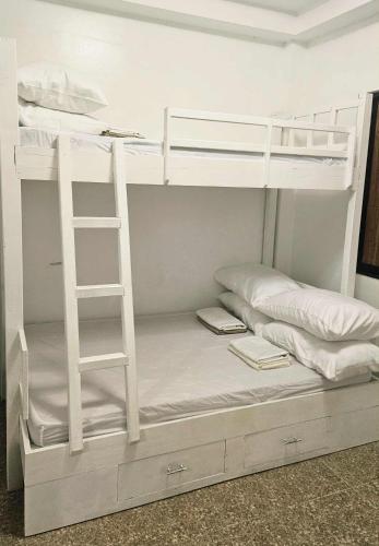 Duck & Drift - a Sleeper Hostel - Just 1,7km from Airport