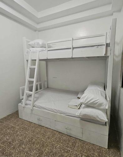 Duck & Drift - a Sleeper Hostel - Just 1,7km from Airport