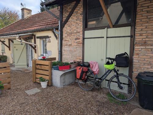 PETIT MAS COSY DU BORD DE LOIRE a 15 MM DU PARC LE PAL