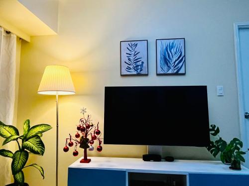 Wanderlust Getaway at Serin East Tagaytay hi-flr, balcony & own parking