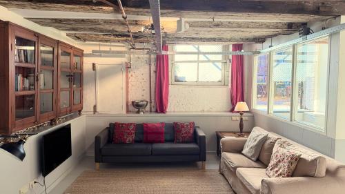 Top-notch apartment along canal in historic centre