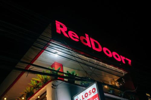 Galoso Travellers Inn by RedDoorz