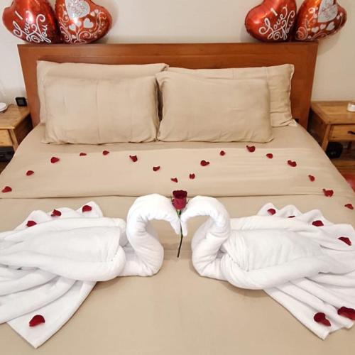 BREATHTAKING BAYVIEWS - 1-5 BR Luxury and Superior Condos with Panoramic Bay Views, Balcony, Gym, Pool & Netflix - Housekeeping Available -