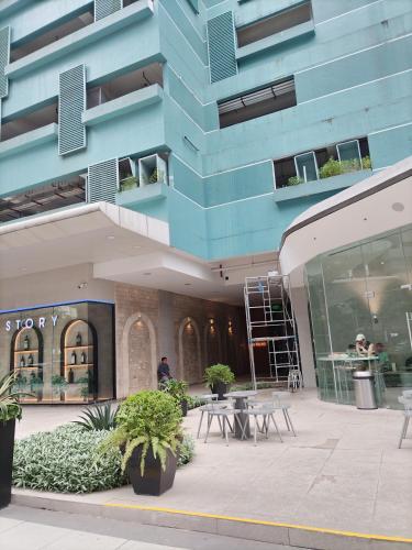 One Uptown Opposite of grandhyatt hotel manila Taguig city