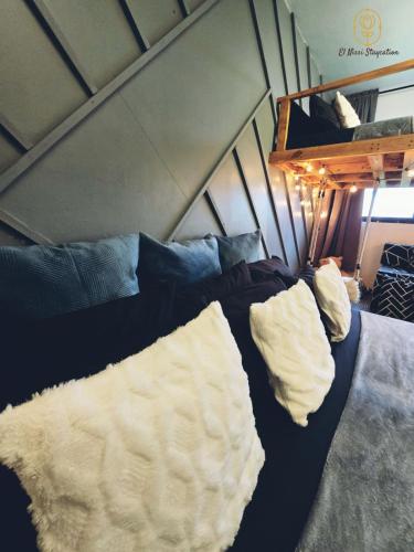 El Nissi Staycation, FAMILY & CONTEMPORARY CABIN, Adjacent Rooms, Enchanted Kingdom