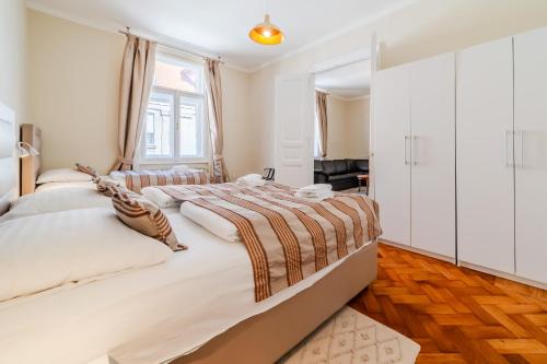 Apartments & Rooms Flowers