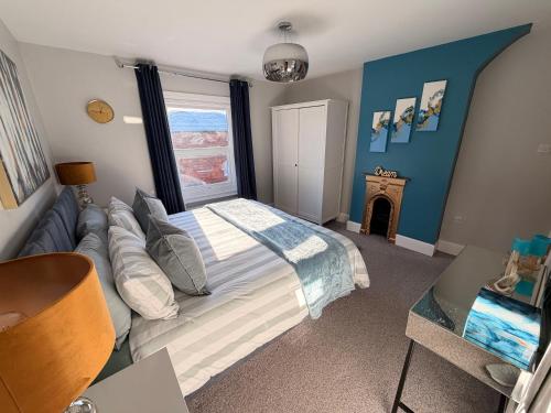 Cathedral Quarter House with free Secure Driveway Parking for 2 Cars