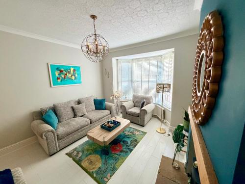 Cathedral Quarter House with free Secure Driveway Parking for 2 Cars