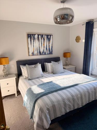 Cathedral Quarter House with free Secure Driveway Parking for 2 Cars