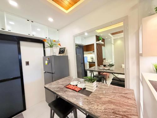 DJS Home Studio Gensan Netflix,free wifi,hot&cold shower,near Airport