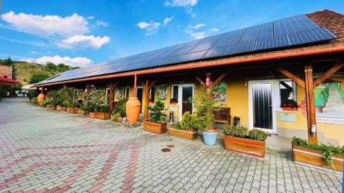 Vadvirag Vendeglo Es Panzio