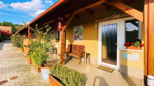 Vadvirag Vendeglo Es Panzio